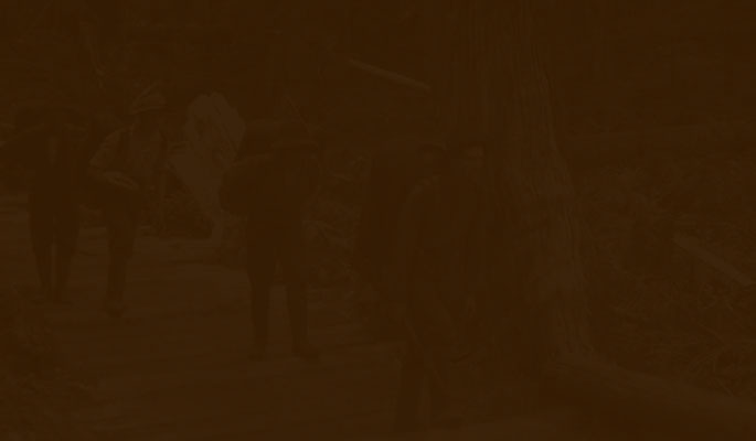 Grimpeurs sur un sentier forestier. Photo des Archives du Club d’Alpinisme du Canada 58-20.