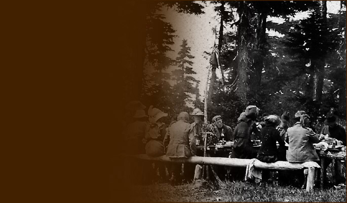 Groupe d’alpinistes prenant un repas dans la for&ecirc;t. Photo BCMC 5-08.