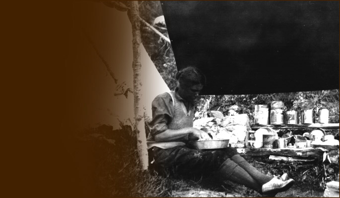 Phyllis Munday pr&eacute;pare la nourriture au camp de base. Mus&eacute;e royal de la C.-B., Archives de la C.-B. H03442.