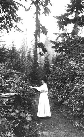E. Pauline Johnson sur sentier forestier. VPL 7652.