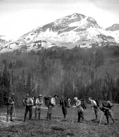 Alpinistes avec John Davidson dans la prairie alpine.  Photo « CVA » 660-252.